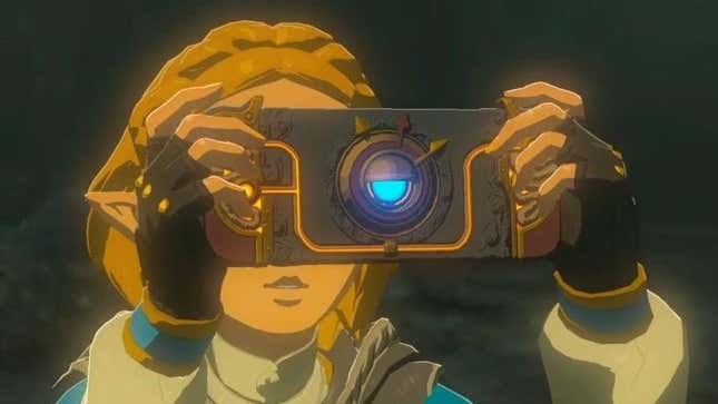 Zelda toma una foto mientras mira a través de su tableta Purah. 